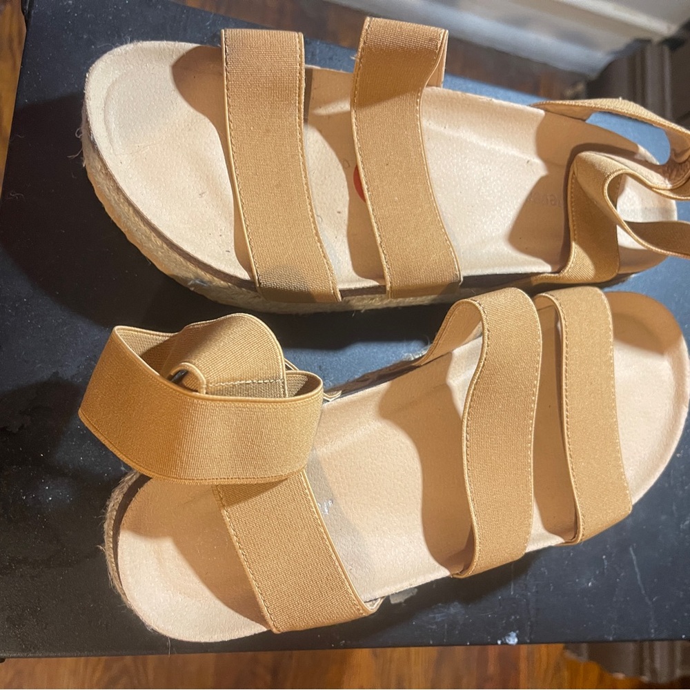 Ladies sandals Tan 7 1/2  Brand Forever stretch around foot,ankles like New
